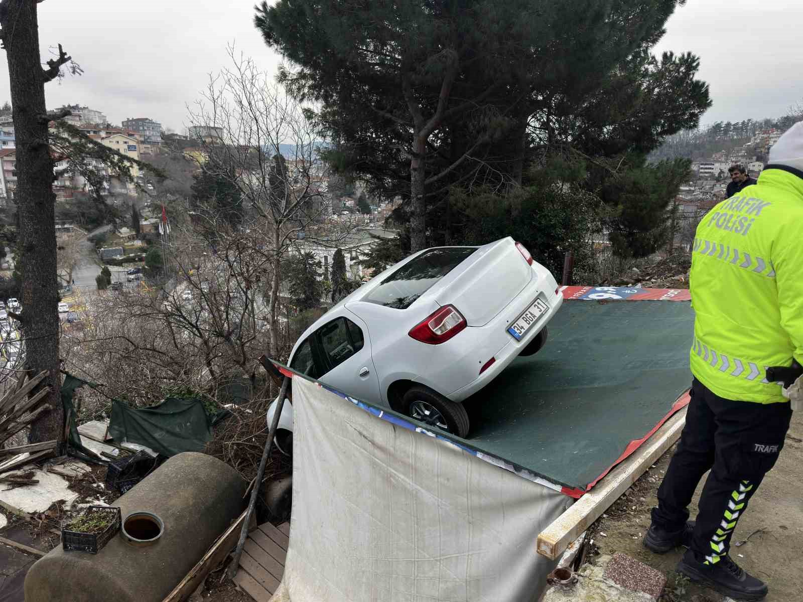 Sarıyer’de vitesi karıştırdı, otomobil kamelyanın üzerine uçtu
