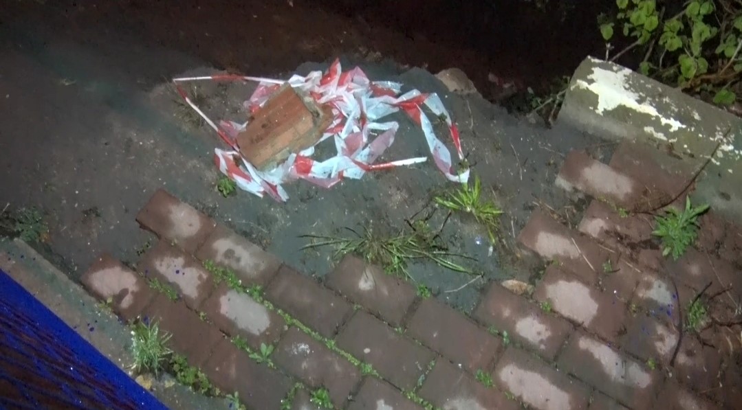 Sarıyer’de yağmur sebebiyle çöken kaldırıma belediye müdahale etmedi
