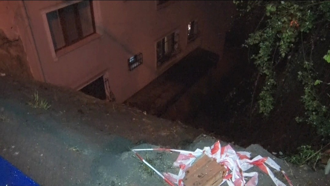 Sarıyer’de yağmur sebebiyle çöken kaldırıma belediye müdahale etmedi
