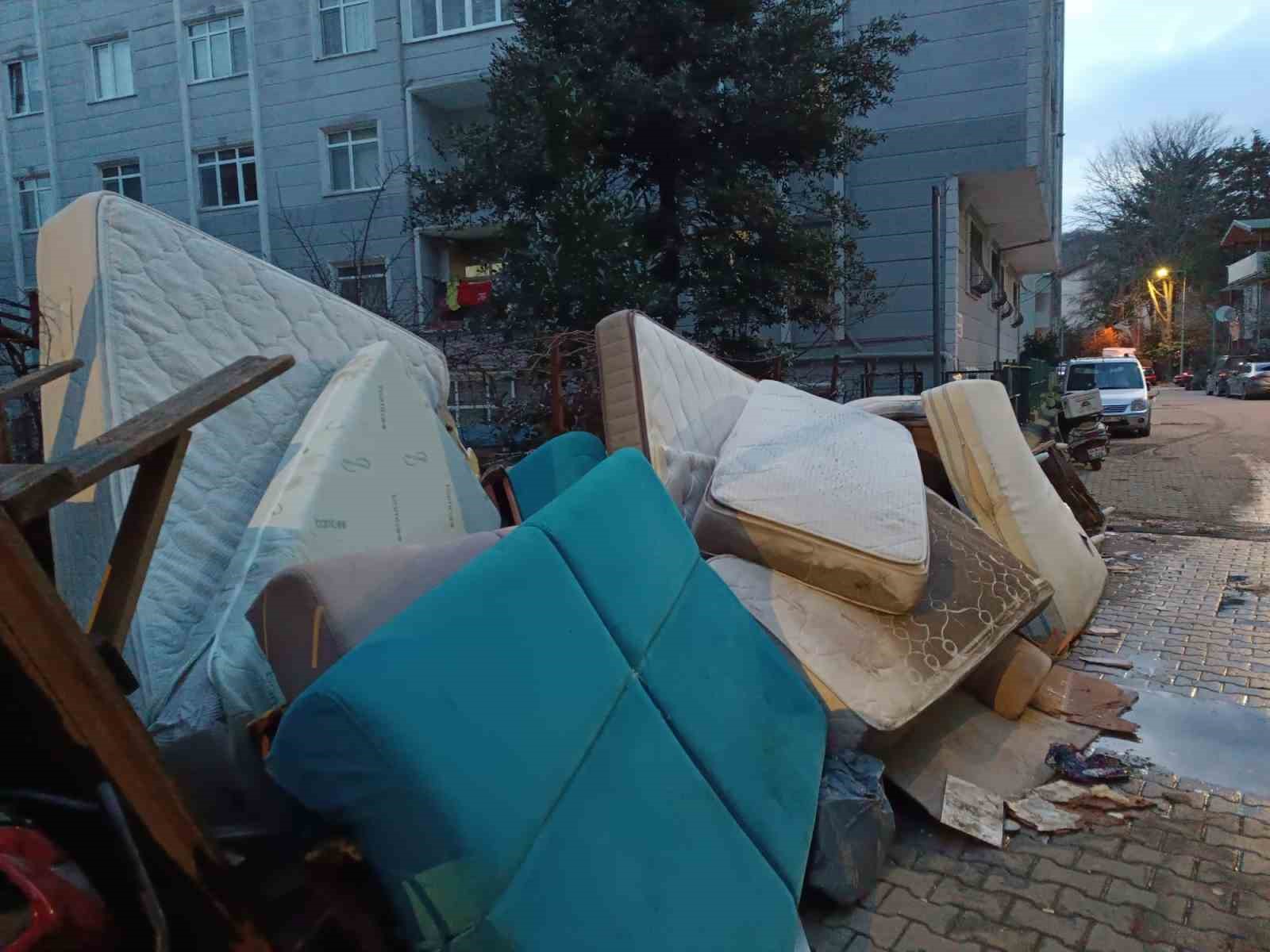Sarıyer’de yine yağmur yine su baskını: Bodrum katlar sular altında kaldı vatandaş çileden çıktı

