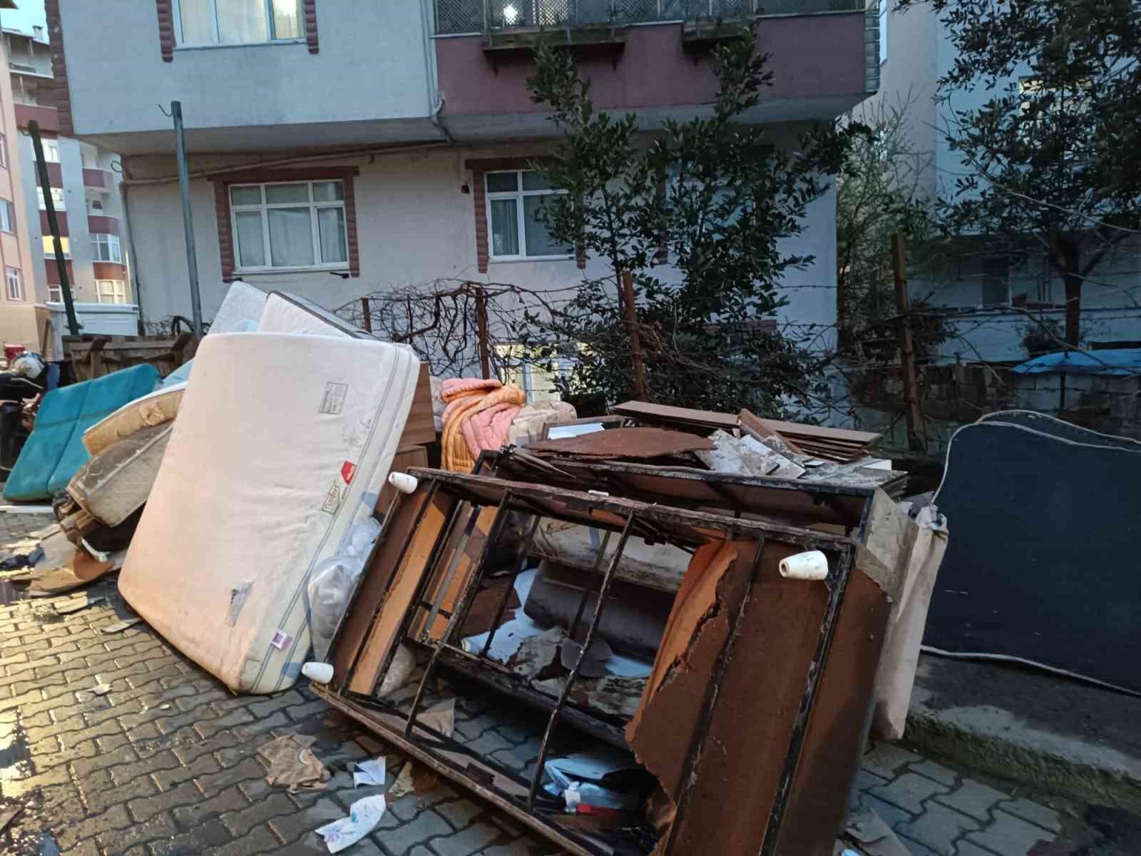 Sarıyer’de yine yağmur yine su baskını: Bodrum katlar sular altında kaldı vatandaş çileden çıktı
