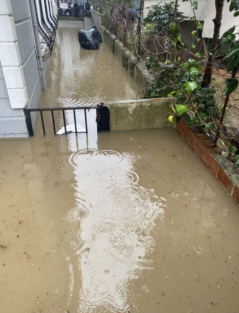 Sarıyer’de yine yağmur yine su baskını: Bodrum katlar sular altında kaldı vatandaş çileden çıktı
