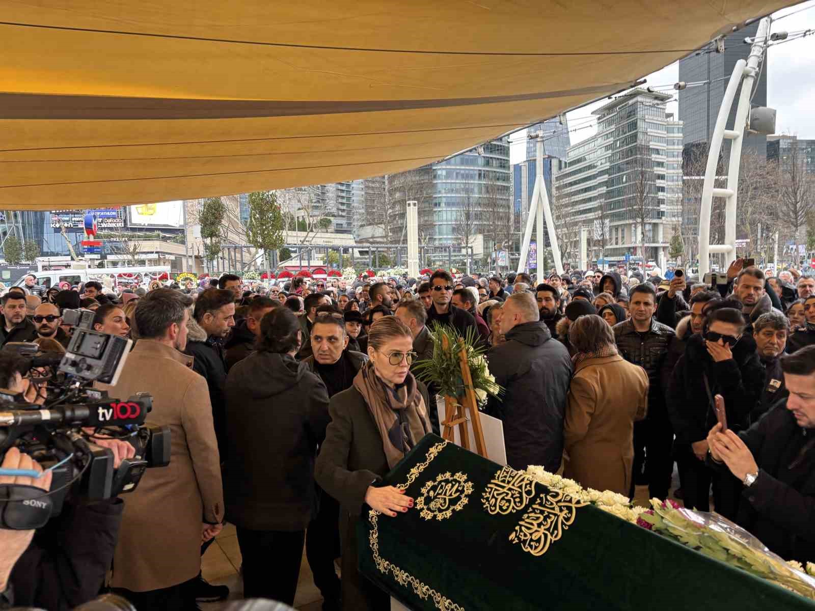 Şarkıcı Fatih Ürek son yolculuğuna uğurlandı
