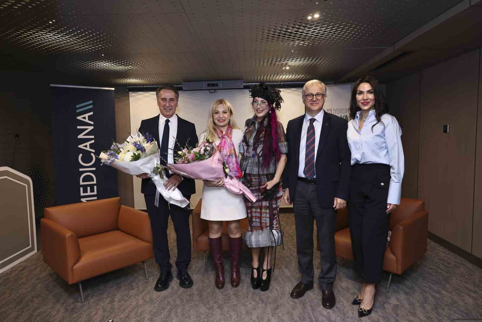 Şarkıcı Hande Yener kanser sürecini Medicana’da anlattı: "Drenlerle sahneye çıkıp dans ettim"
