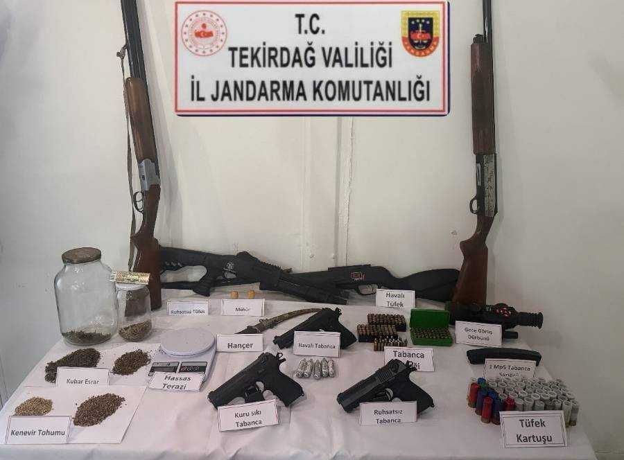 Şarköy’de jandarmadan operasyon: Uyuşturucu, silah ve kaçak içki ele geçirildi
