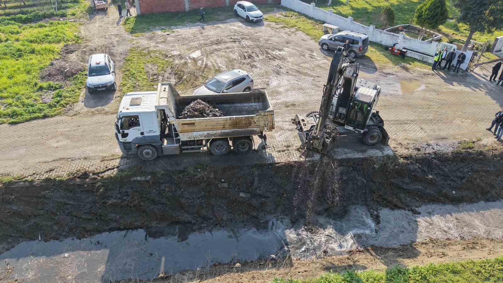 Saruhanlı’da dere temizliğiyle koku ve sinek sorunu bitecek

