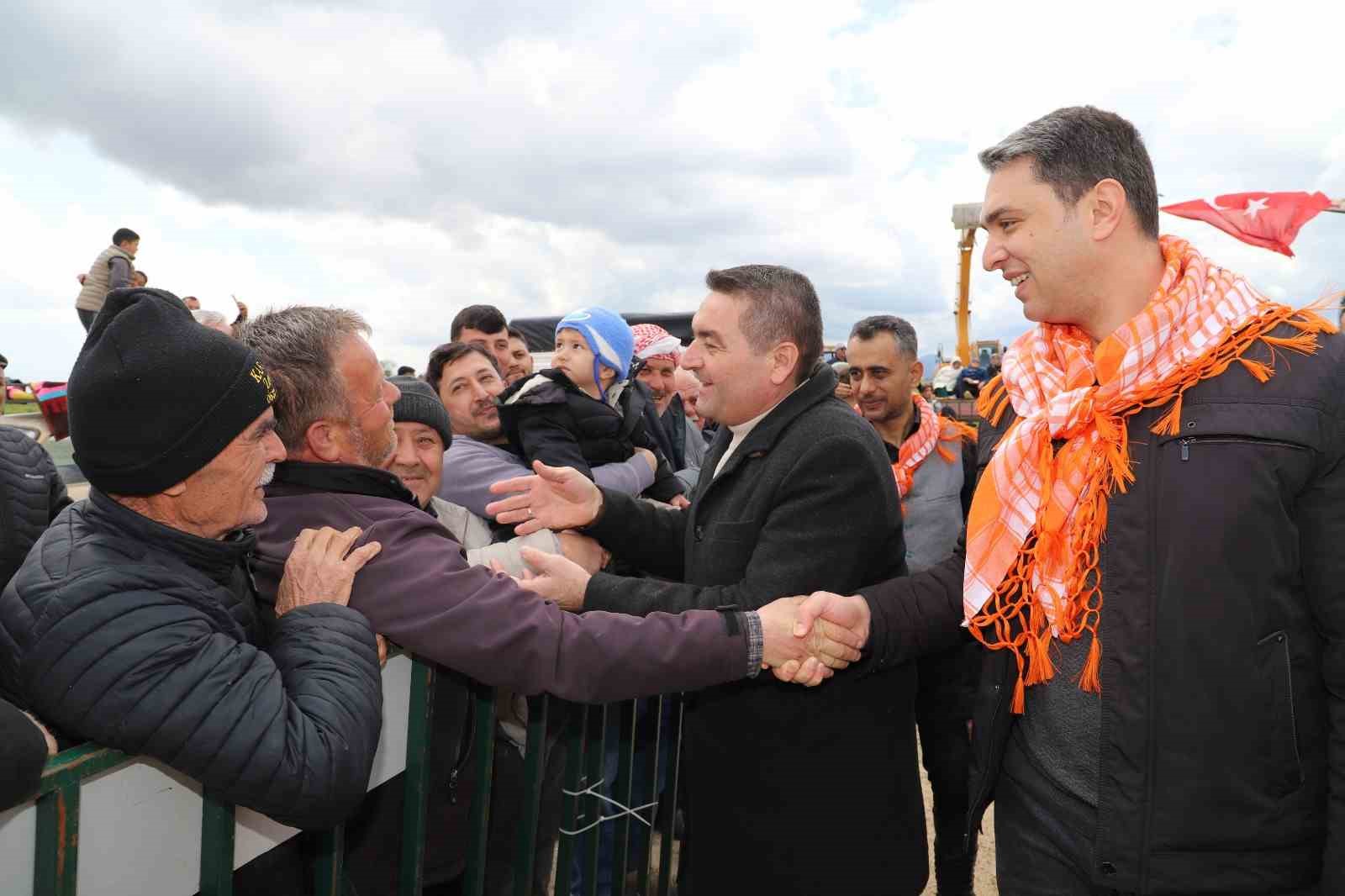 Saruhanlı’da deve güreşlerine binlerce vatandaş akın etti
