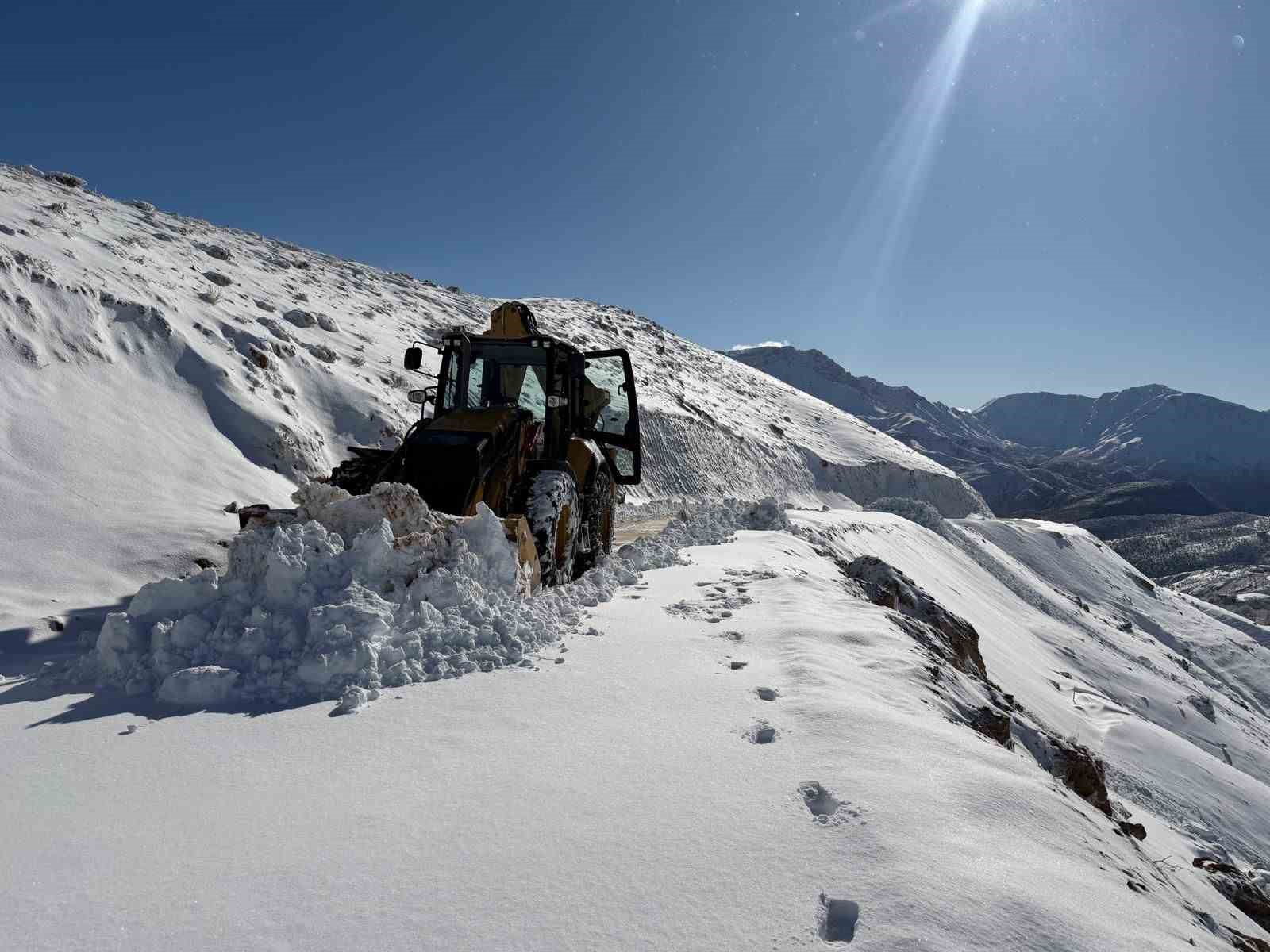 Sason’da 392 kilometrelik yol ağı kardan temizlendi
