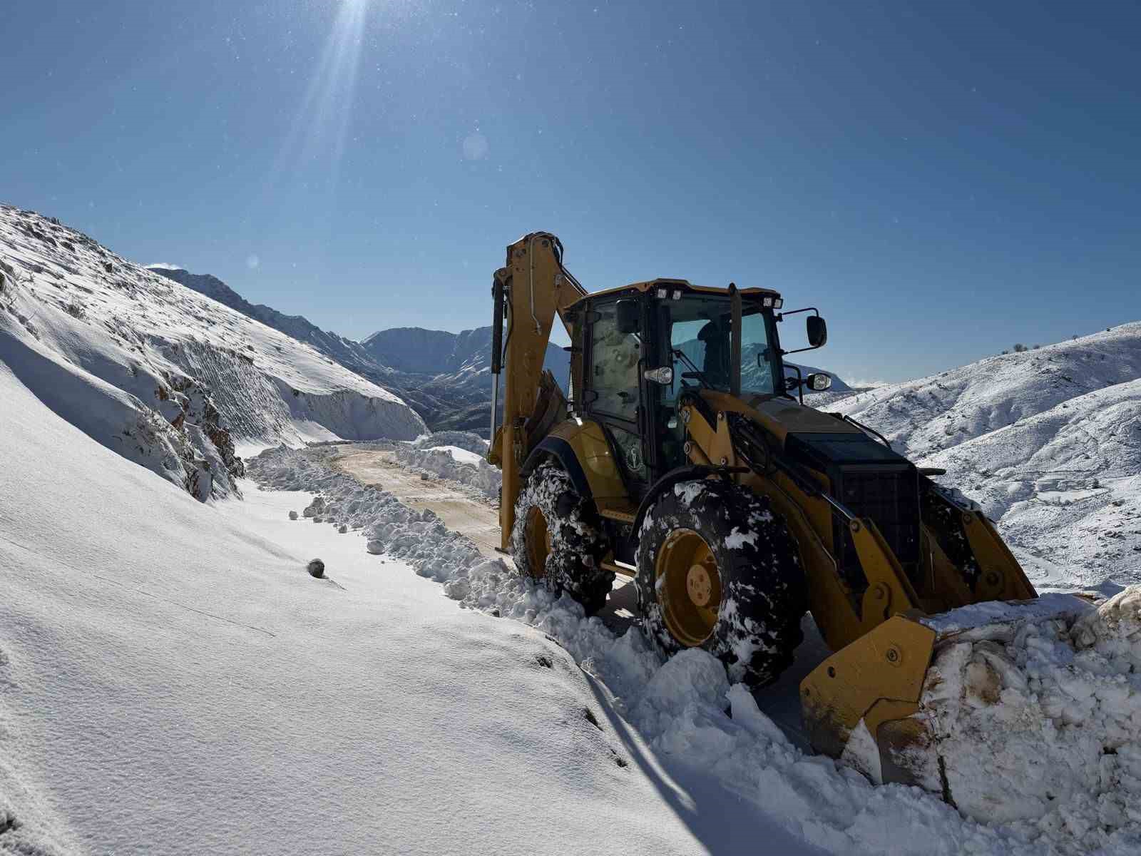 Sason’da 392 kilometrelik yol ağı kardan temizlendi
