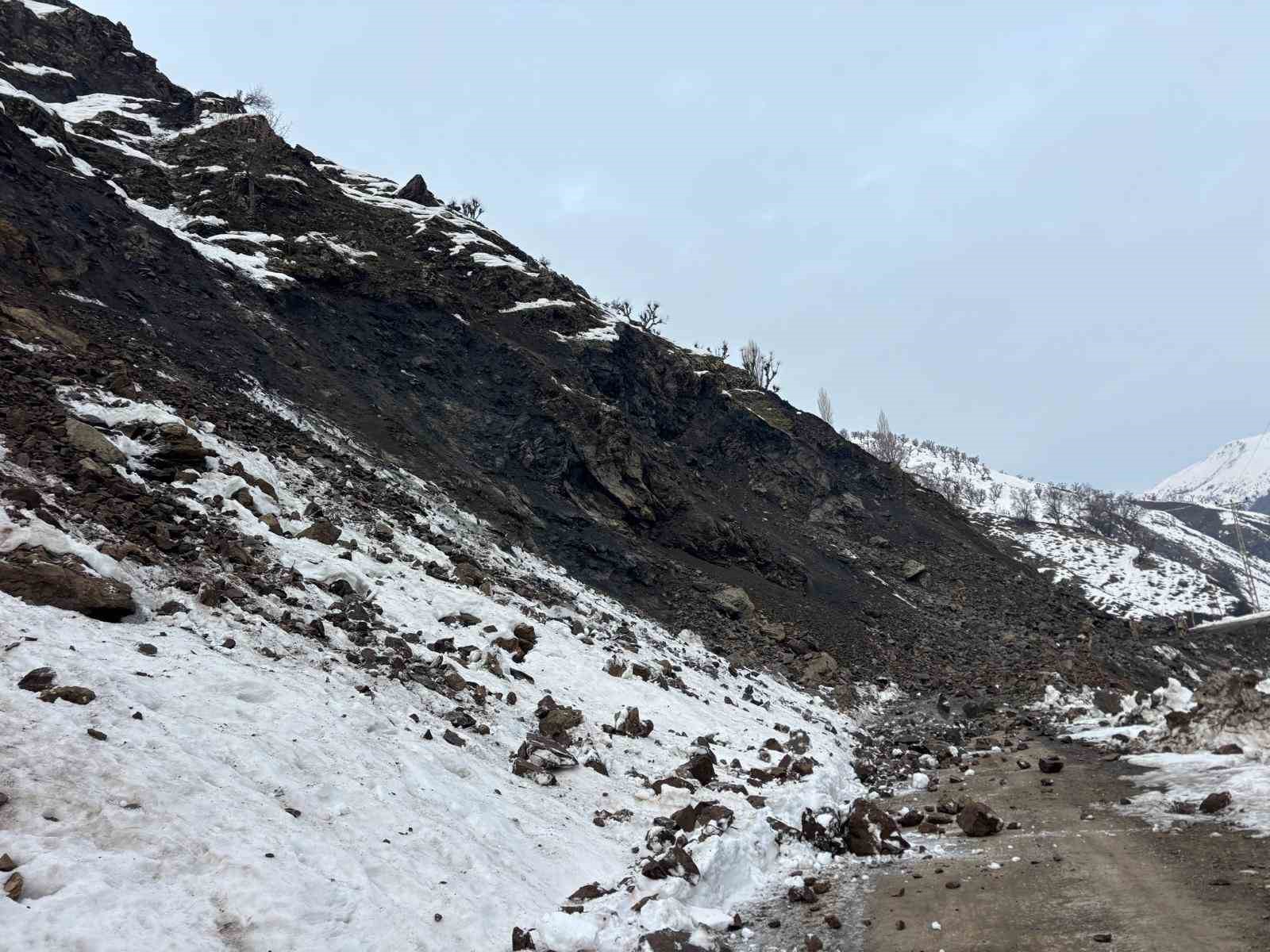 Sason’da heyelanlar vatandaşları tedirgin ediyor
