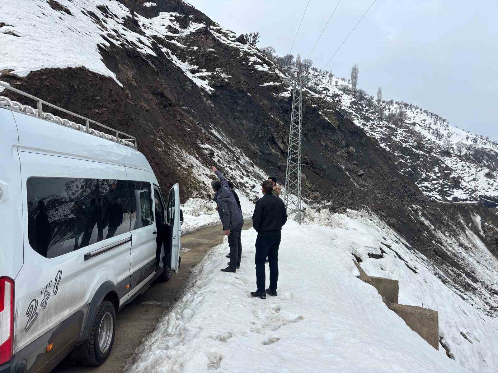 Sason’da heyelanlar vatandaşları tedirgin ediyor
