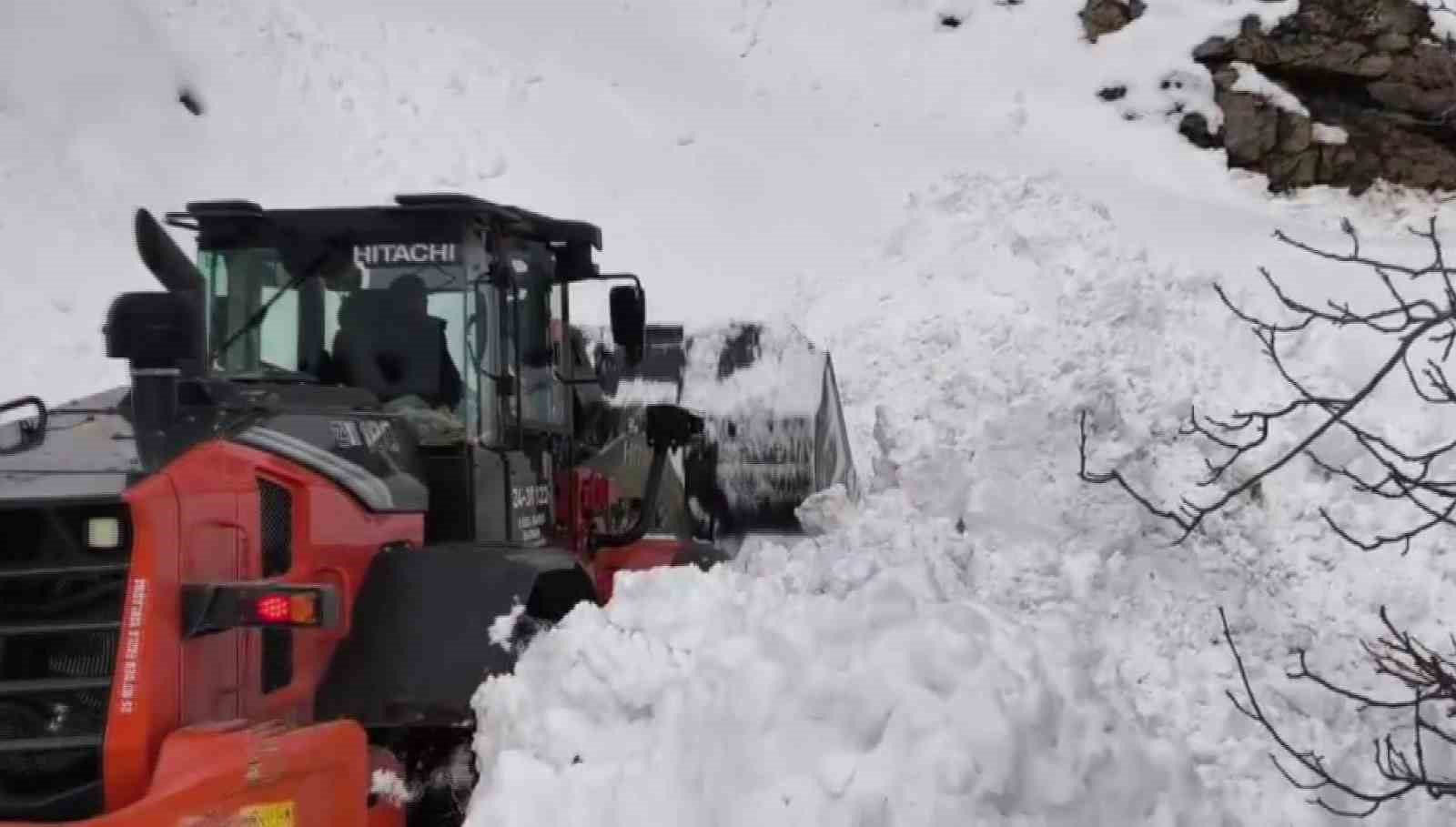 Sason’da kapanan mezra yolları ulaşıma açıldı
