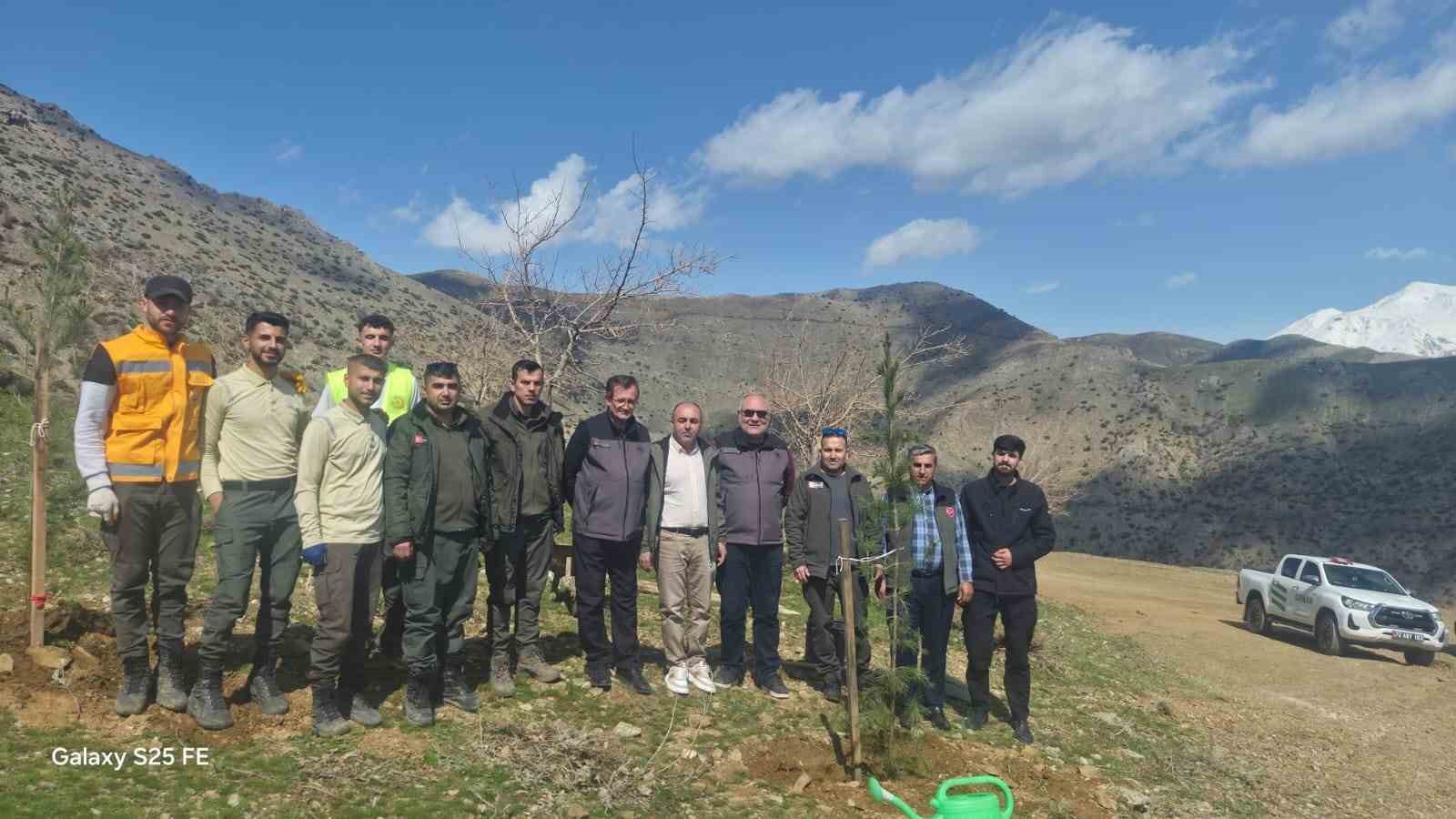 Sason’da şehitler anısına fidanlar toprakla buluşturuldu
