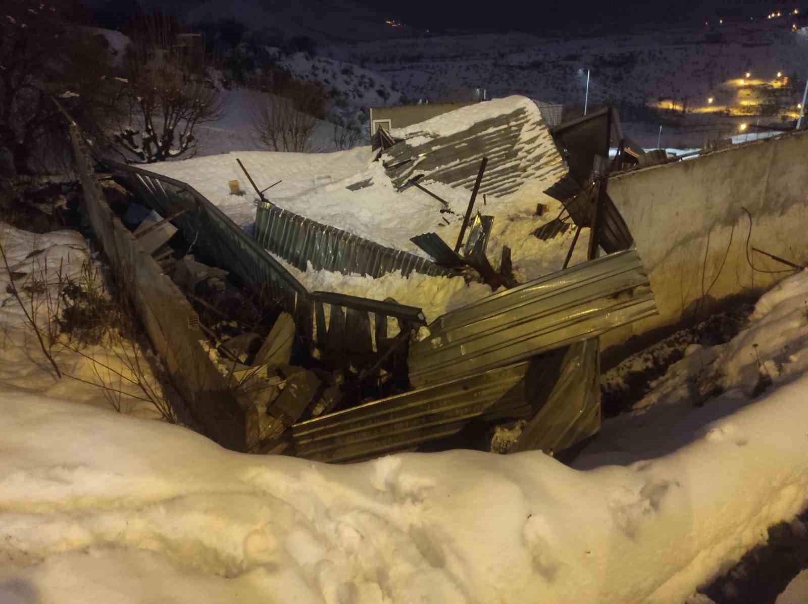 Sason’da yoğun kar yağışı nedeniyle iş yerinin çatısı çöktü
