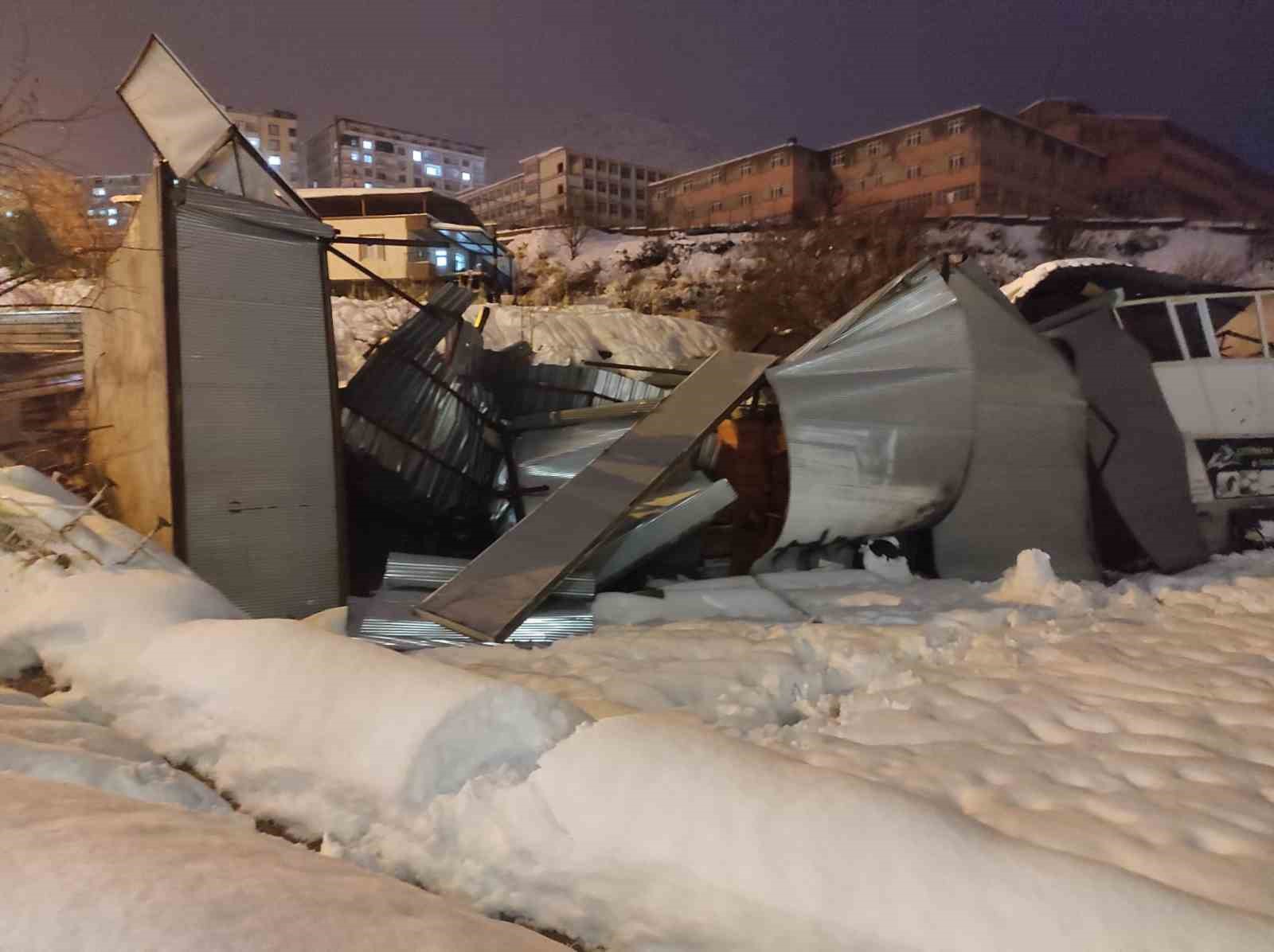 Sason’da yoğun kar yağışı nedeniyle iş yerinin çatısı çöktü
