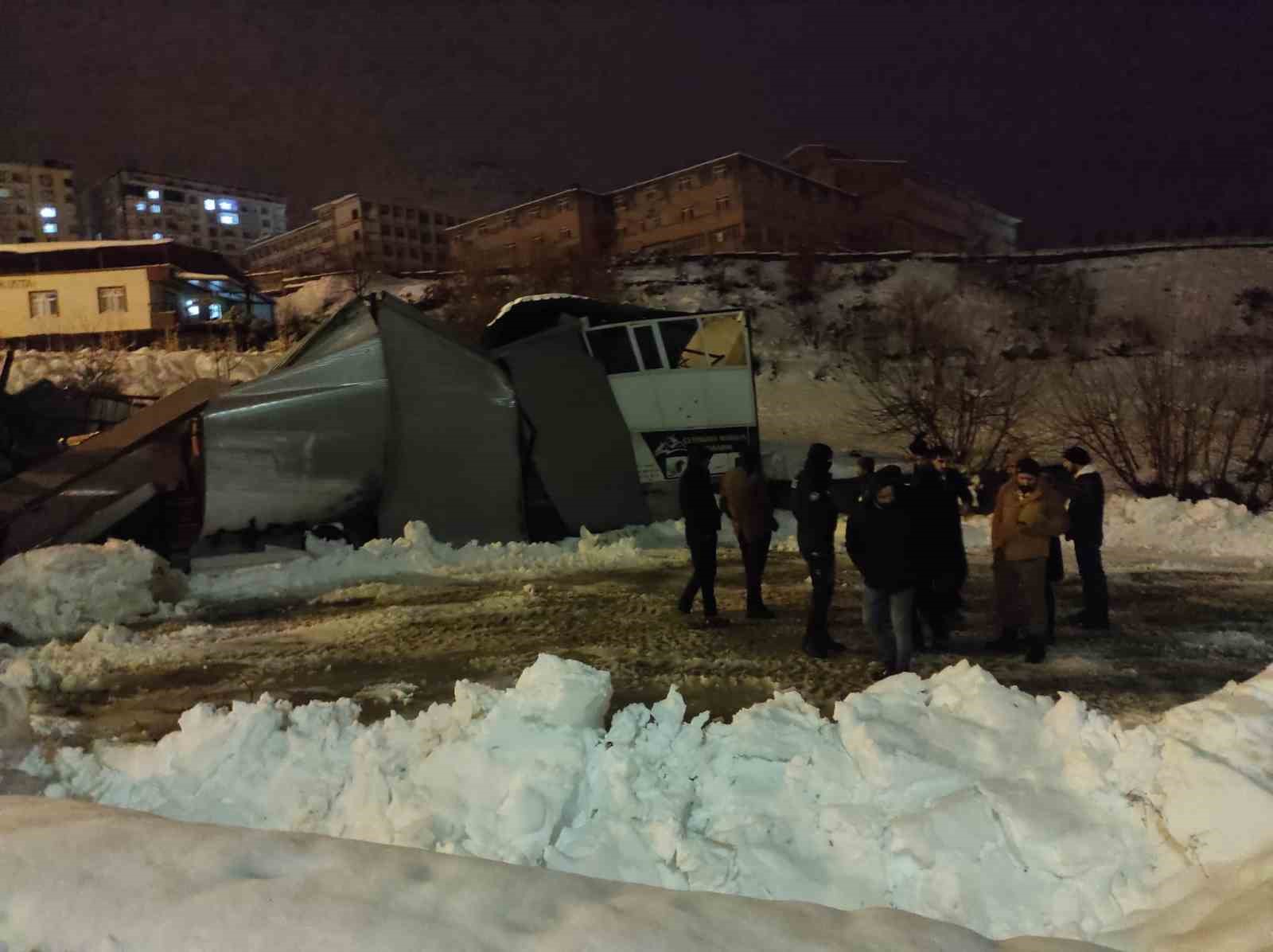 Sason’da yoğun kar yağışı nedeniyle iş yerinin çatısı çöktü
