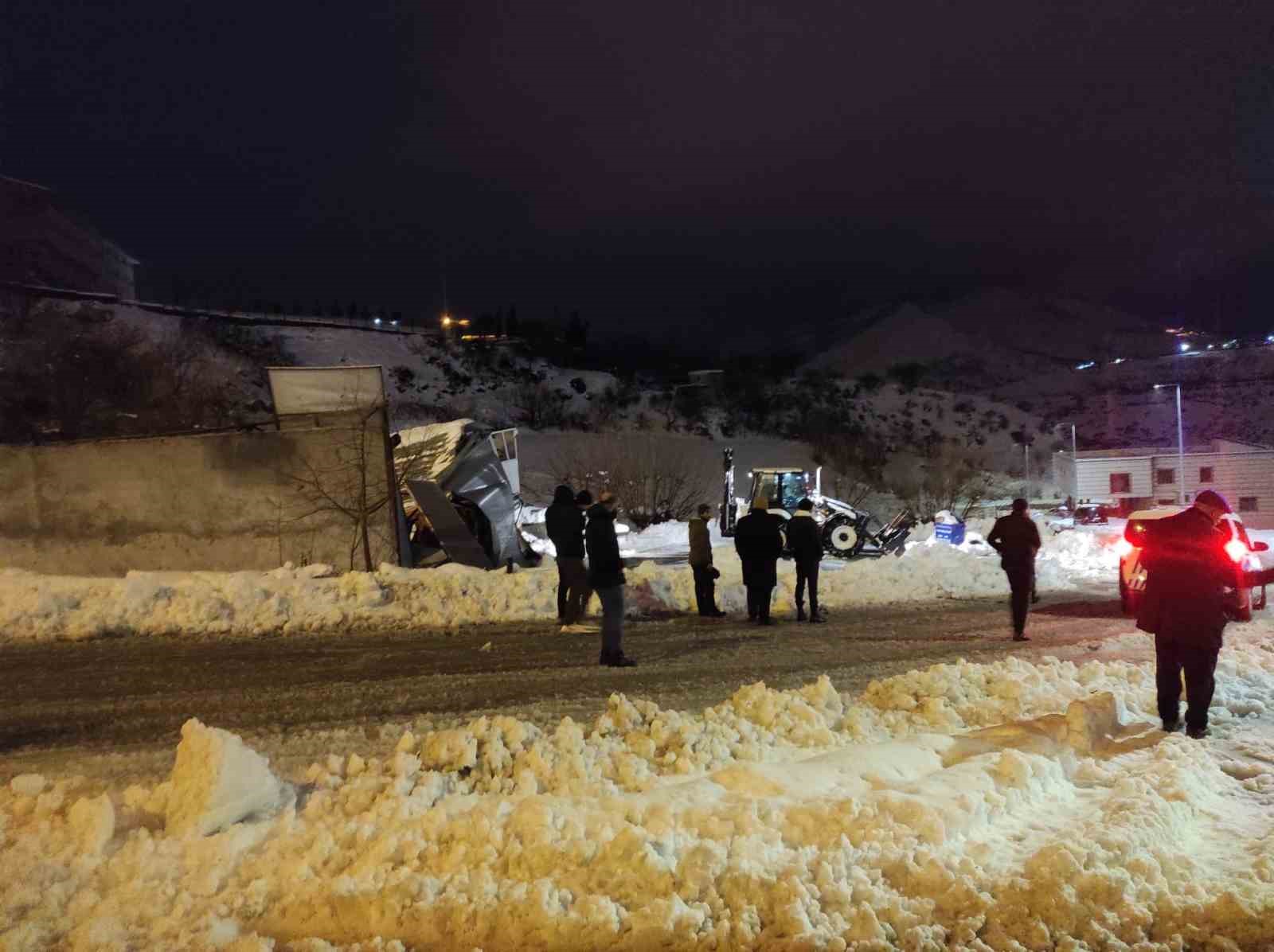 Sason’da yoğun kar yağışı nedeniyle iş yerinin çatısı çöktü

