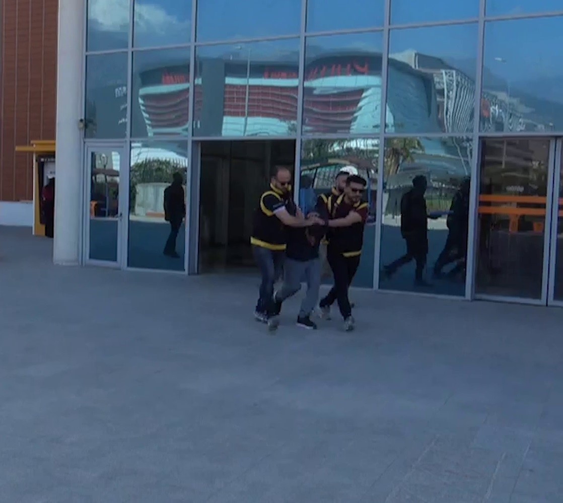 Satırla katledilmekten anlık hamleyle kurtulan taksici: "Eğer o hamleyi yapıp kaçmasaydım şu an ölmüştüm"
