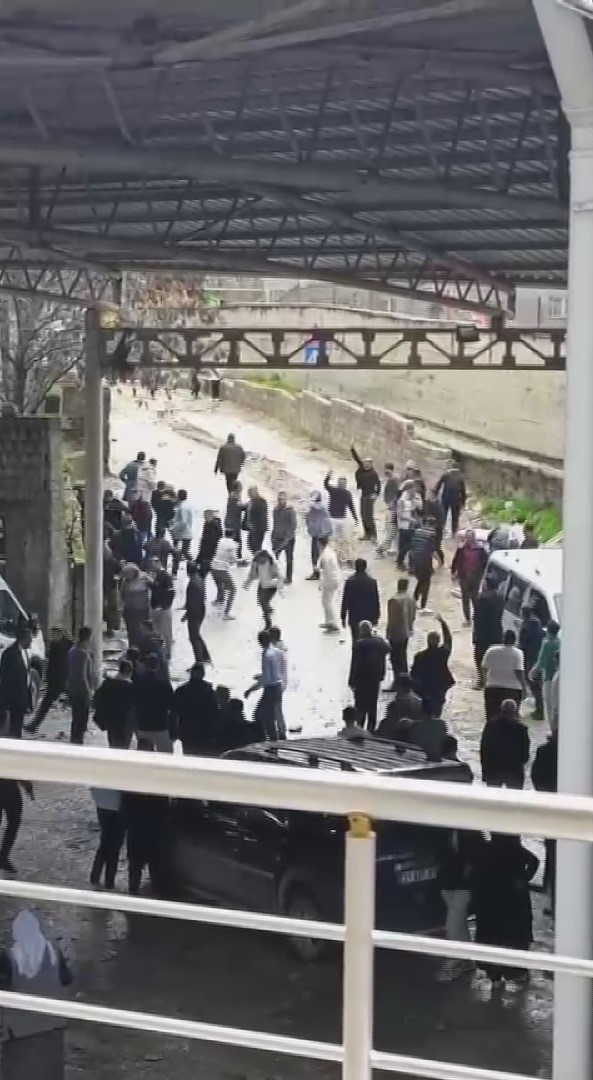 Savaşı andıran mahalle kavgasında ölenlerden ikisinin baba ve oğul olduğu ortaya çıktı
