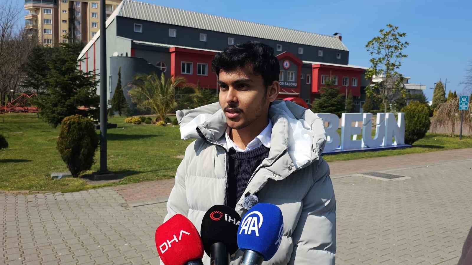 "Savaşta hiç kimse kazanmayacak" diyen uluslararası öğrenciler barış istiyor
