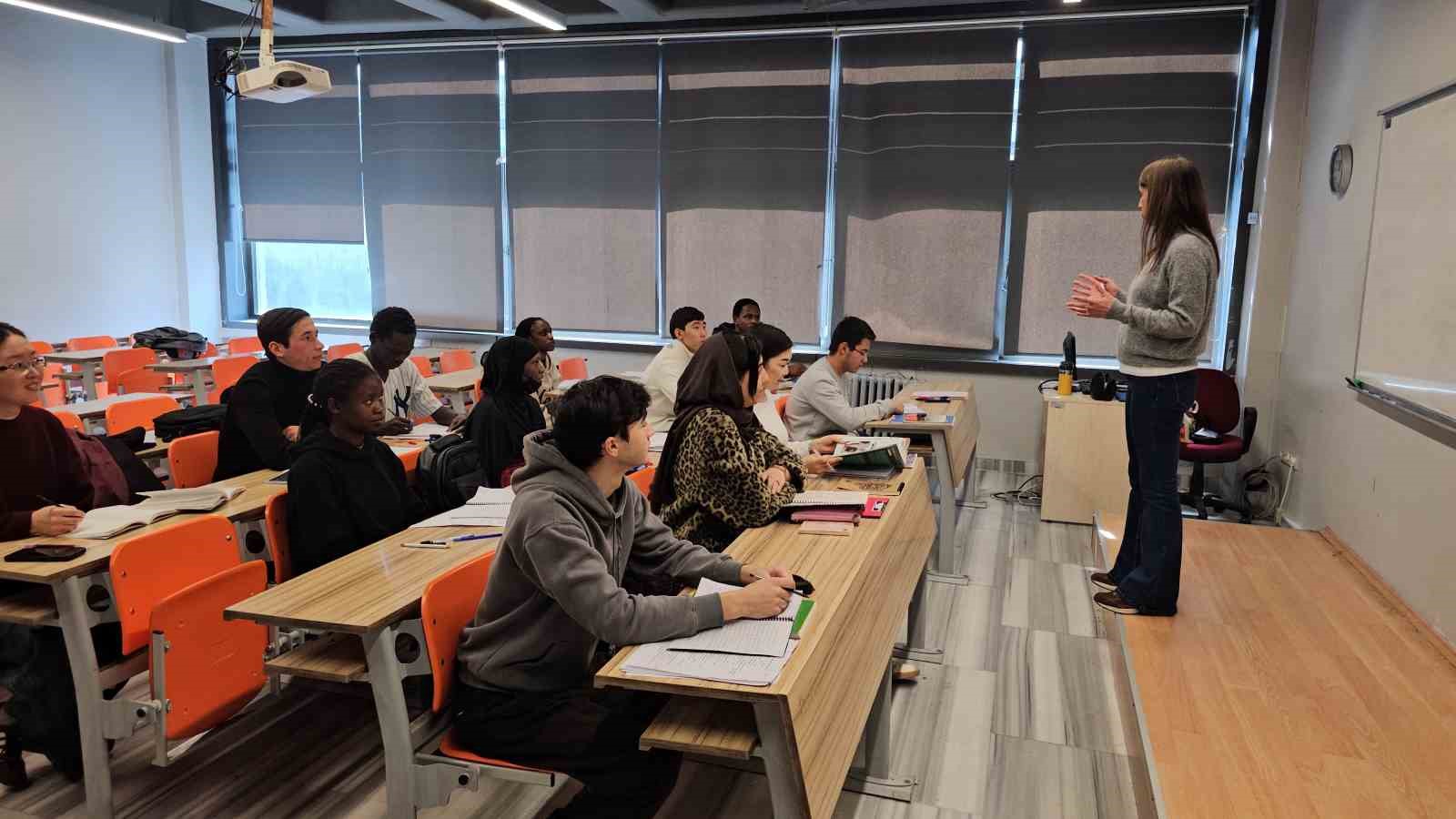 "Savaşta hiç kimse kazanmayacak" diyen uluslararası öğrenciler barış istiyor
