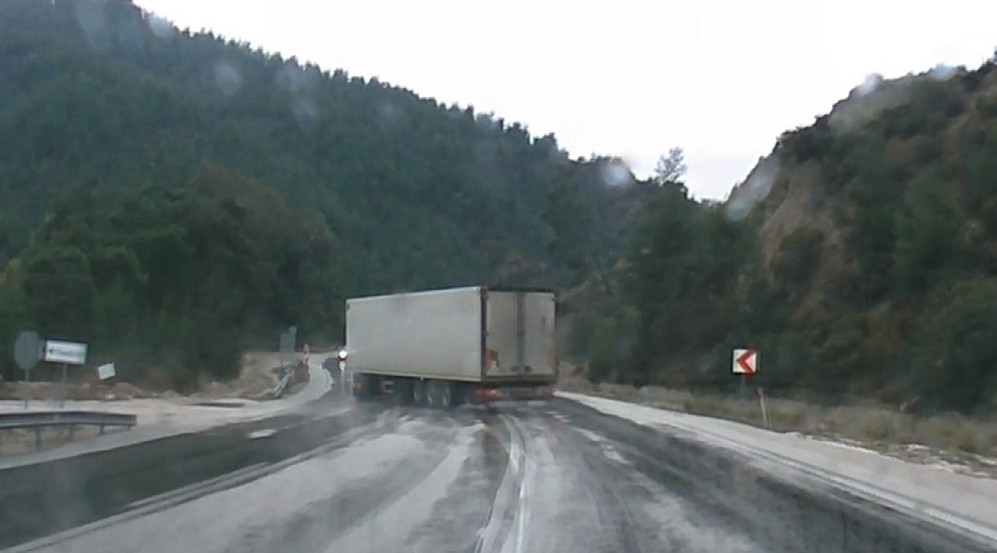 Savrulan tır dorsesi faciaya sebep oluyordu
