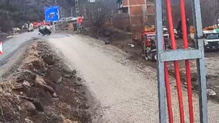 Şavşat’ta araç defalarca takla attı: 1 yaralı

