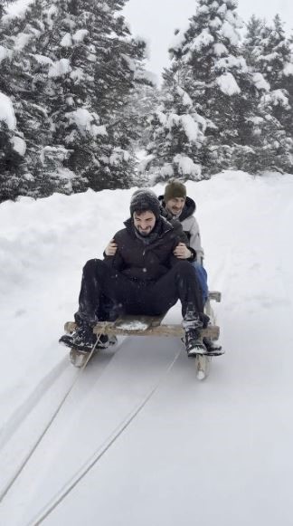 Şavşat’ta geleneksel tahta kızaklarla kış eğlencesi
