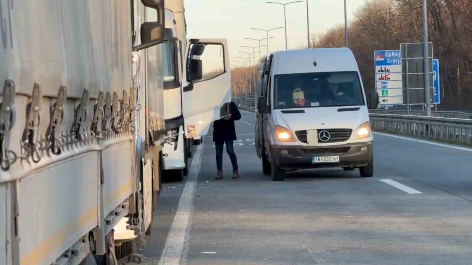 Schengen vize protestosu AB sınırlarını kilitledi, tırlar kilometrelerce kuyruk oluşturdu
