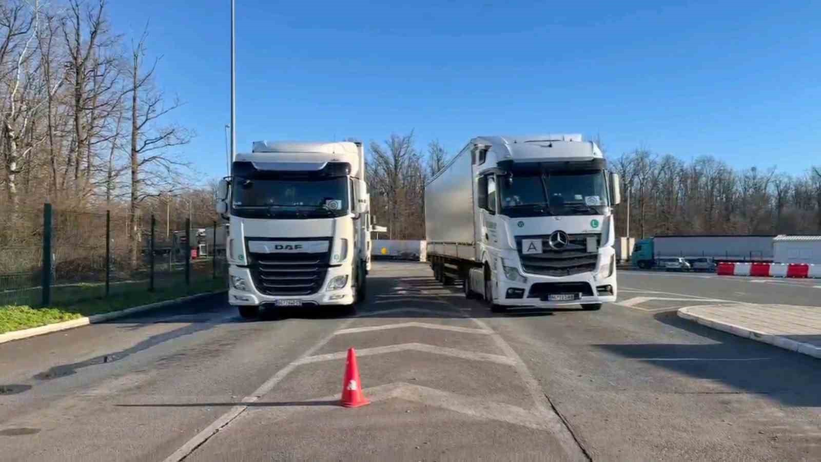 Schengen vize protestosu AB sınırlarını kilitledi, tırlar kilometrelerce kuyruk oluşturdu
