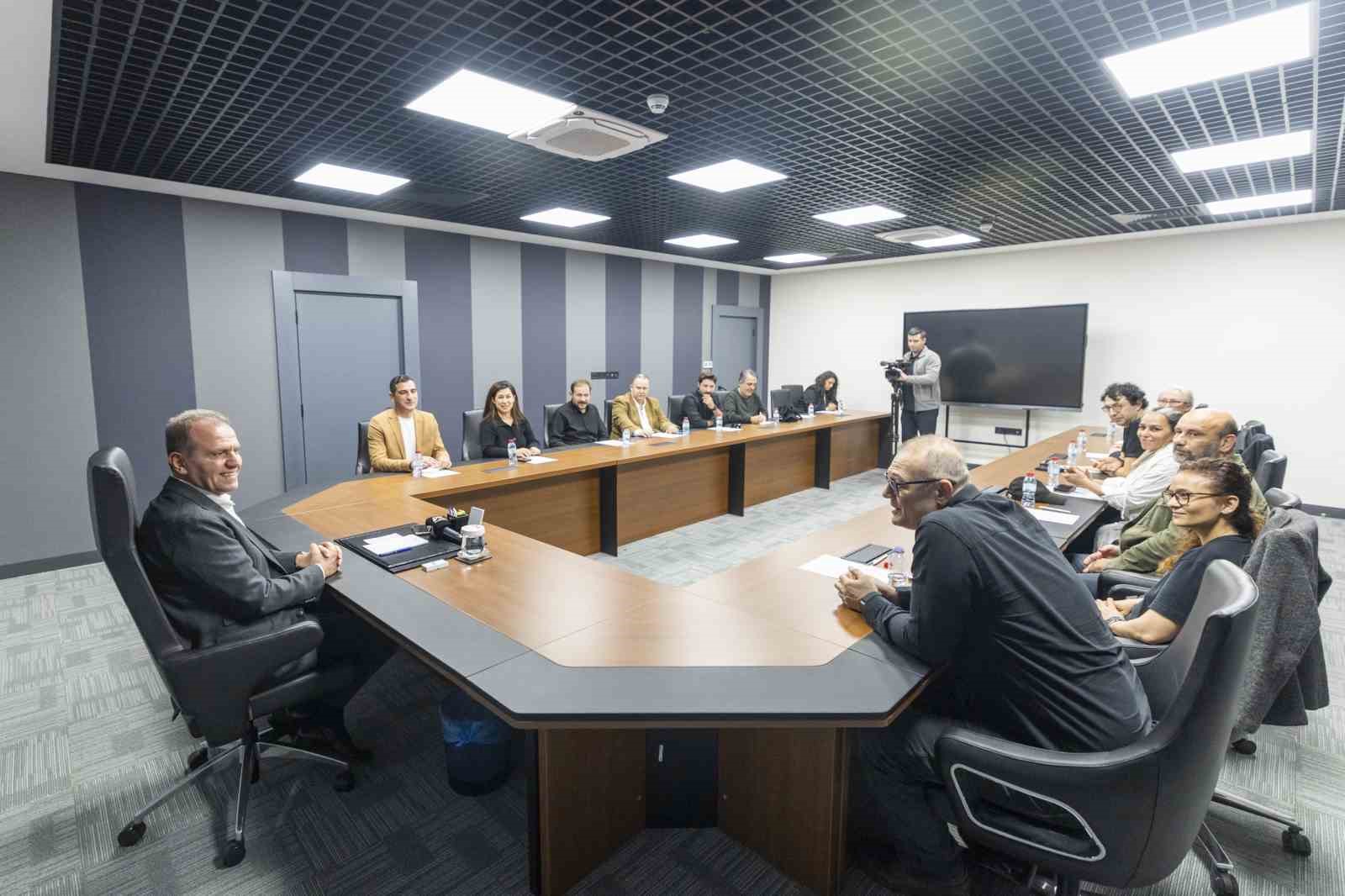 Seçer: "Mersin sanatla büyüyen, enerjisi yüksek bir kent"
Seçer: "Mersin sanatla büyüyen, enerjisi yüksek bir kent"