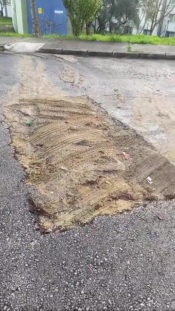 SEDAŞ’ın kazdığı çukura belediye aracı düştü
