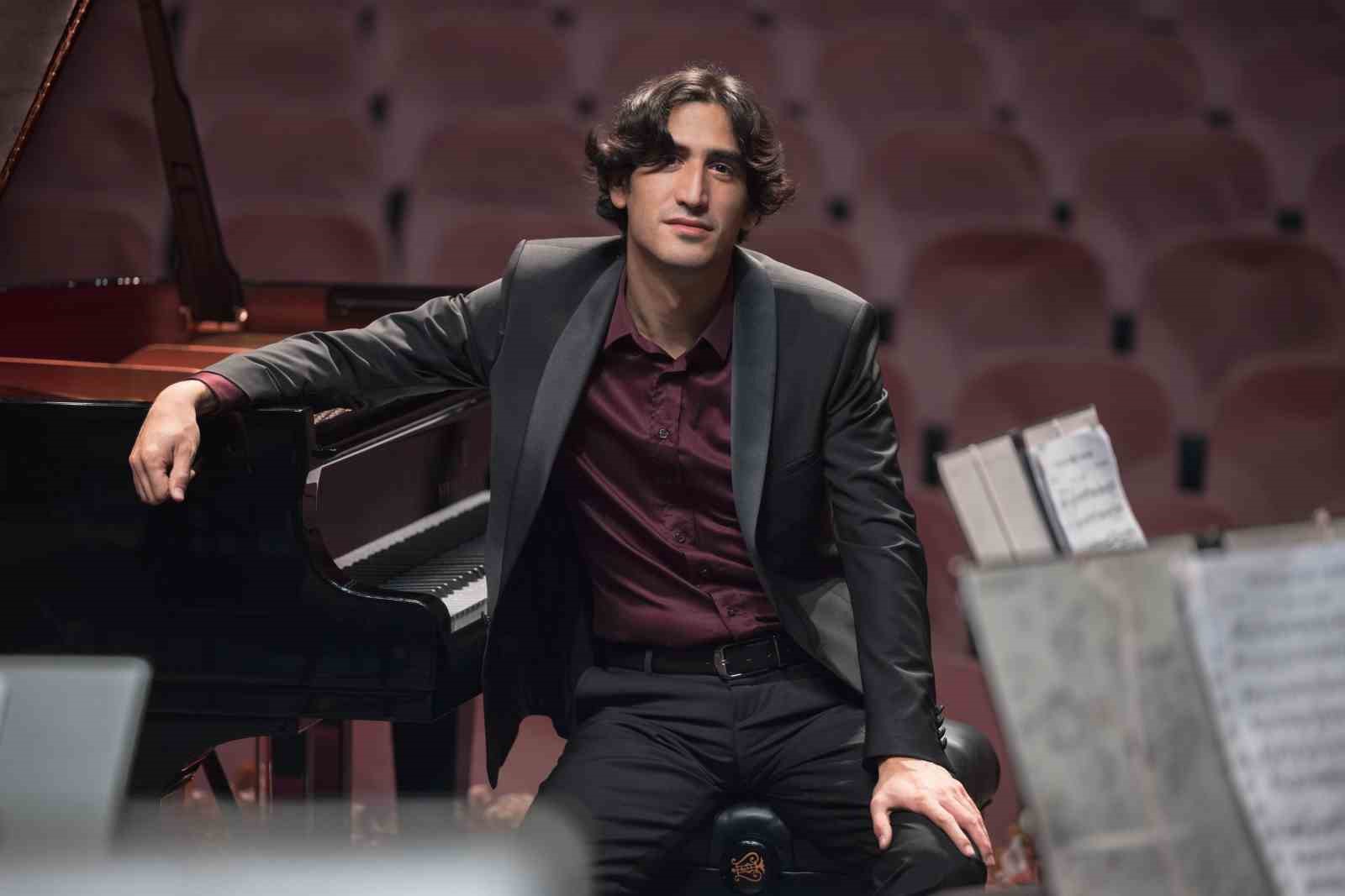 Şef Giuseppe Mengoli ve piyanist Cem Babacan İstanbul Devlet Senfoni Orkestrası sahnesinde buluşuyor
