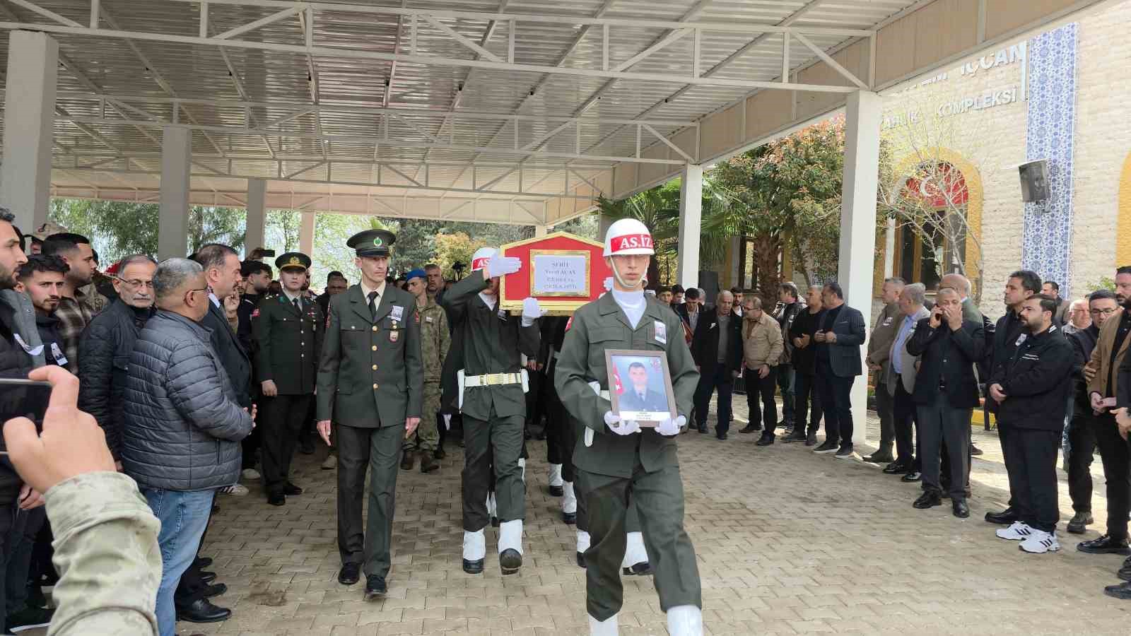 Şehidi, annesi ve kız kardeşleri gözyaşları içerisinde son yolculuğuna uğurladı
