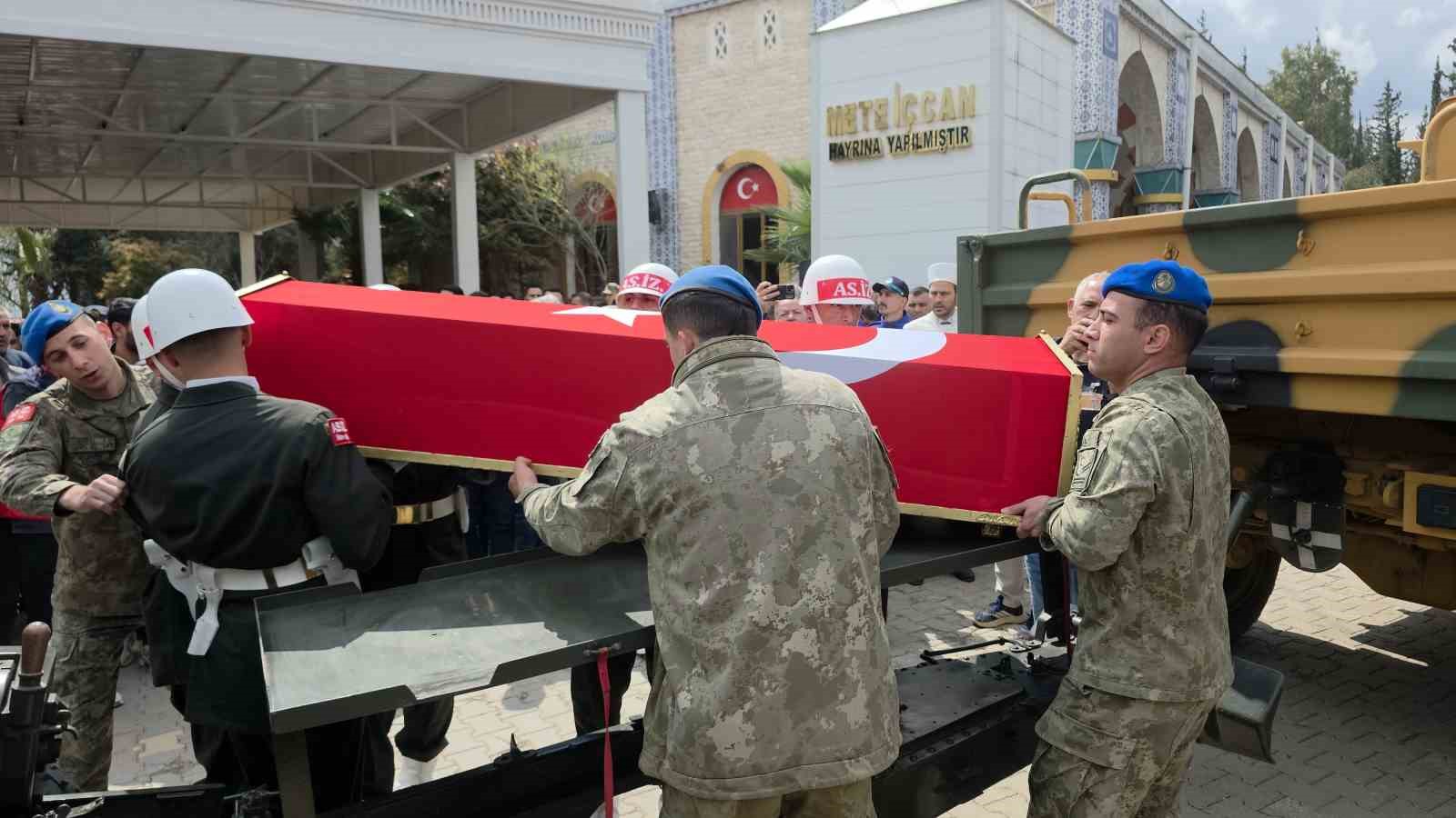 Şehidi, annesi ve kız kardeşleri gözyaşları içerisinde son yolculuğuna uğurladı
