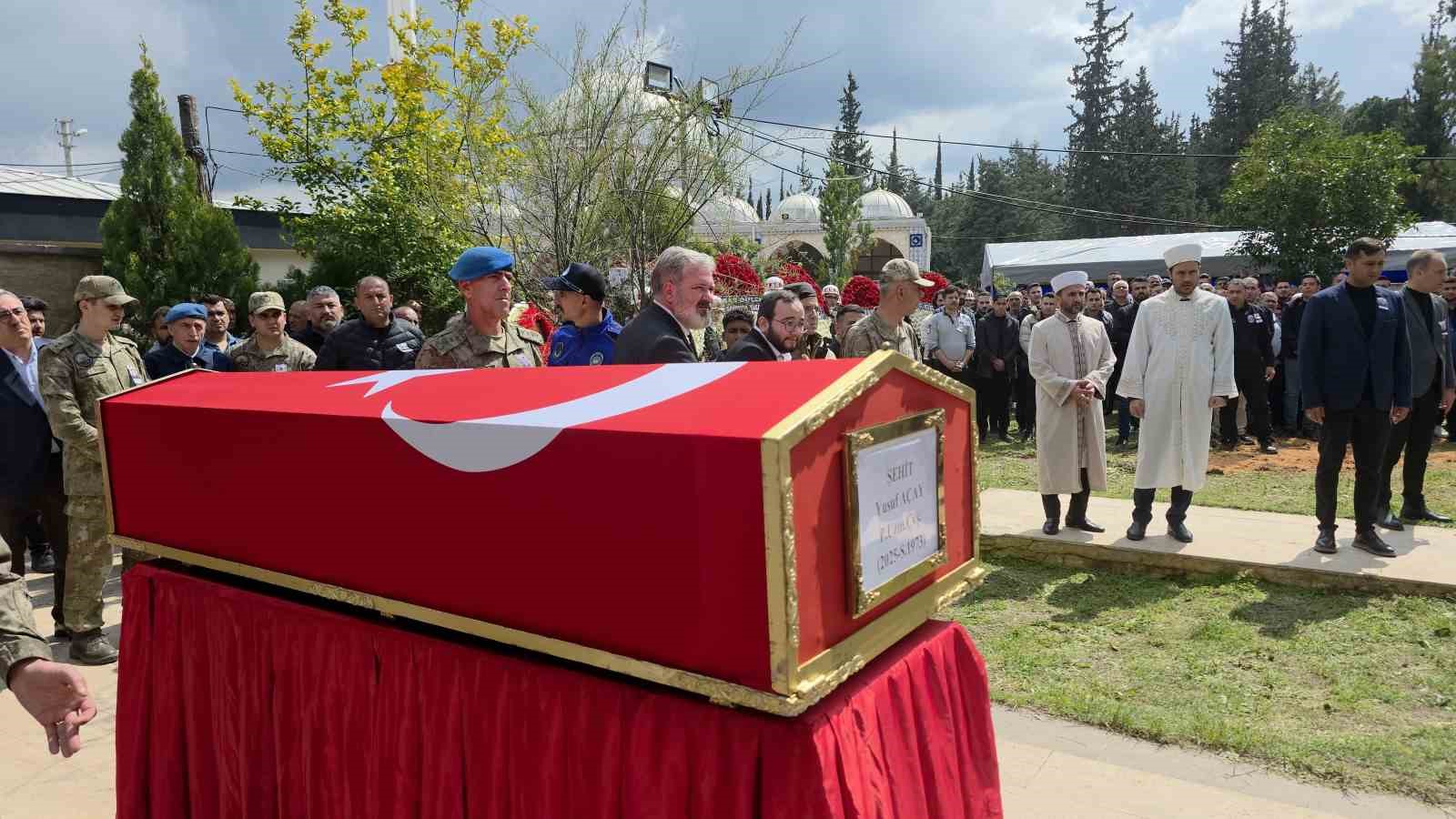 Şehidi, annesi ve kız kardeşleri gözyaşları içerisinde son yolculuğuna uğurladı
