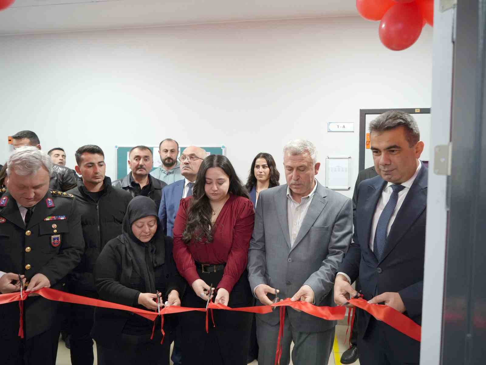 Şehidin adı köy okulundaki kütüphaneye verildi, ailesi gözyaşlarına hakim olamadı
