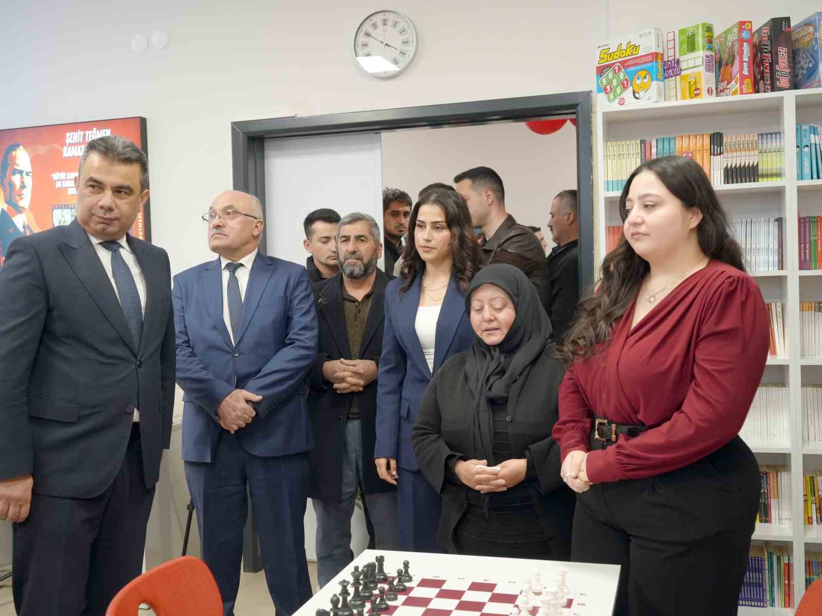 Şehidin adı köy okulundaki kütüphaneye verildi, ailesi gözyaşlarına hakim olamadı
