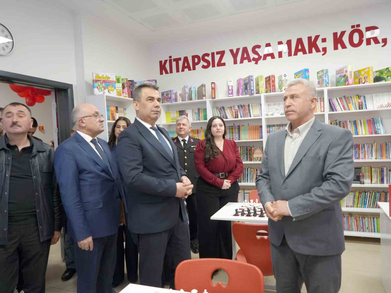 Şehidin adı köy okulundaki kütüphaneye verildi, ailesi gözyaşlarına hakim olamadı
