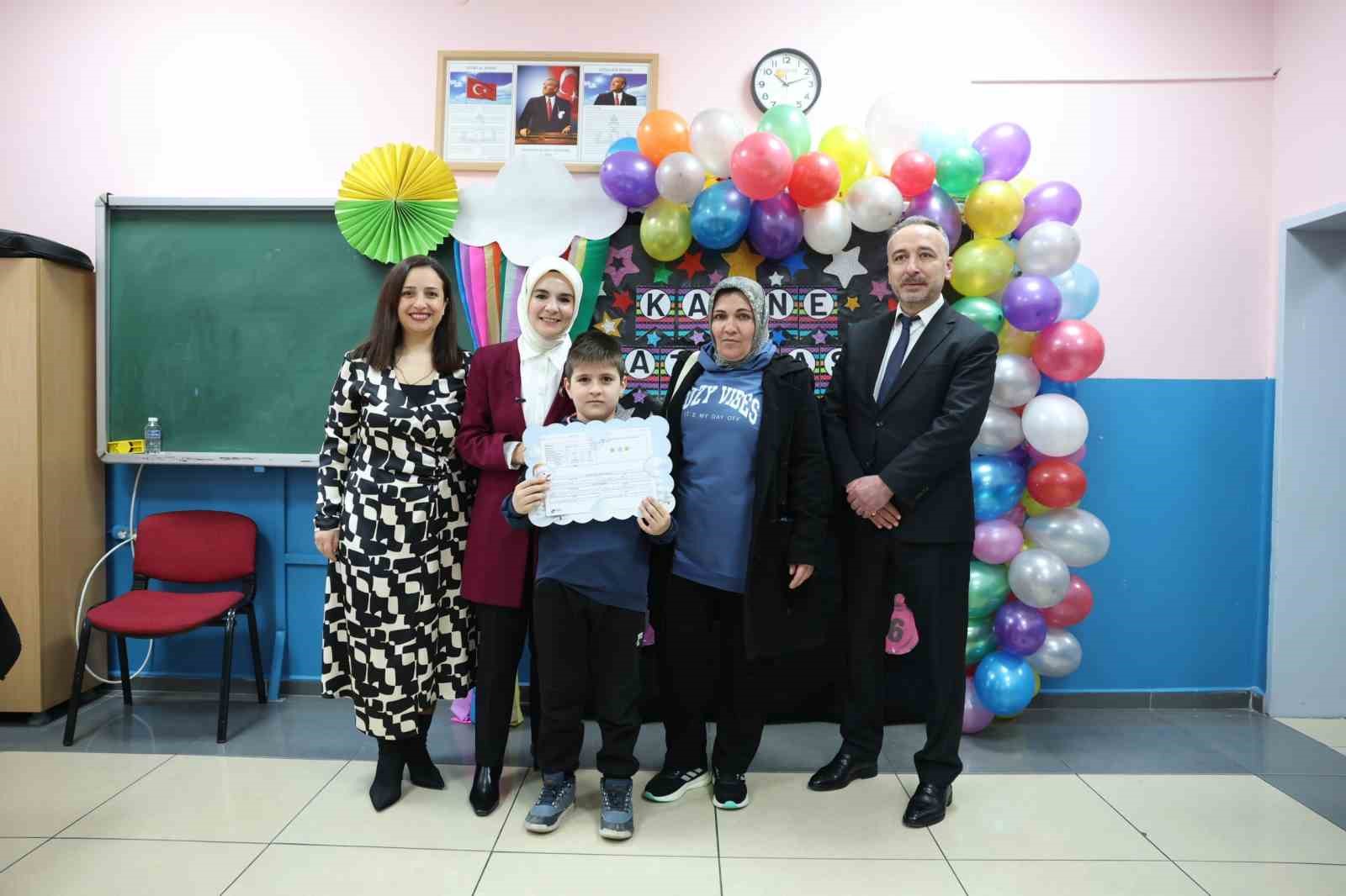 Şehidin oğlu ilk karnesini Bakan Göktaş’ın elinden aldı
