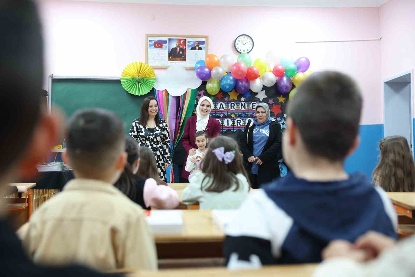 Şehidin oğlu ilk karnesini Bakan Göktaş’ın elinden aldı
