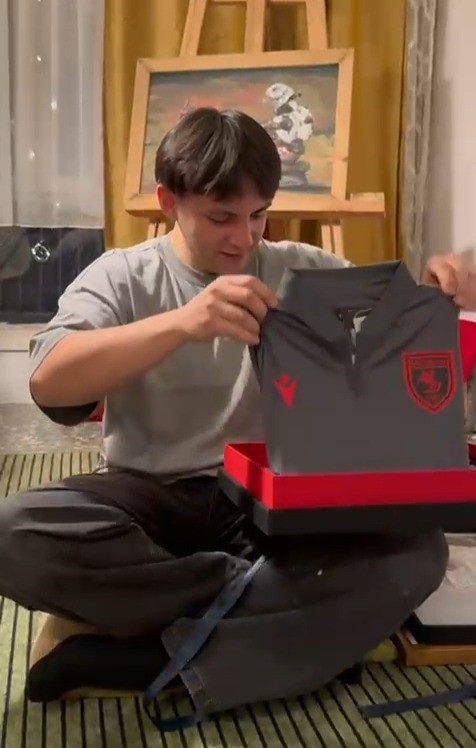 Şehidin resmini grafiti yapan gence Başkan Doğan’dan hediye
Şehidin resmini grafiti yapan gence Başkan Doğan’dan hediye