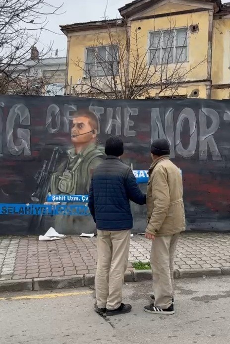 Şehidin resmini grafiti yapan gence Başkan Doğan’dan hediye
Şehidin resmini grafiti yapan gence Başkan Doğan’dan hediye