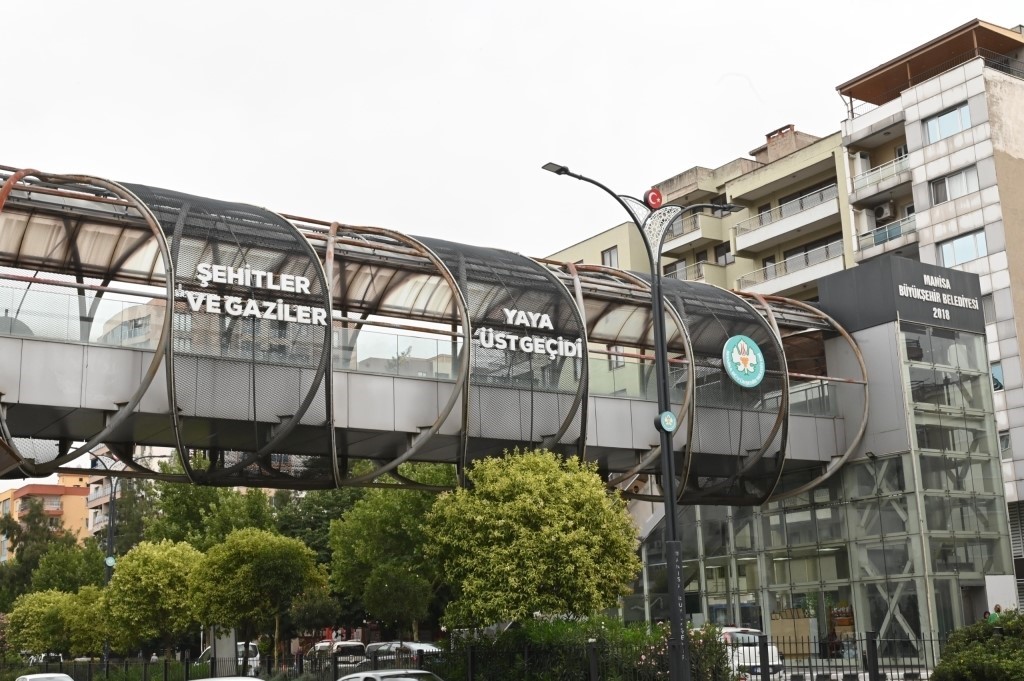 Şehir magandaları kamerada: Yürüyen merdiveni durdurup kaçtılar
