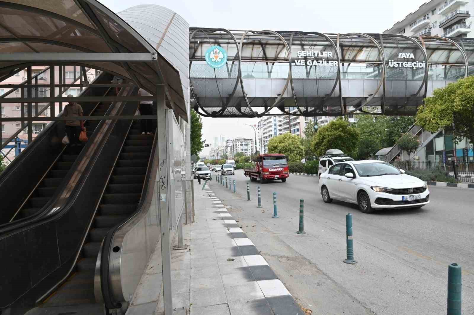 Şehir magandaları kamerada: Yürüyen merdiveni durdurup kaçtılar
