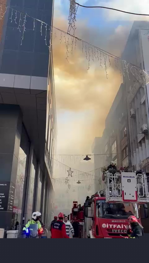 Şehir merkezinde korku dolu anlar: Depo yandı, dumandan göz gözü görmedi
