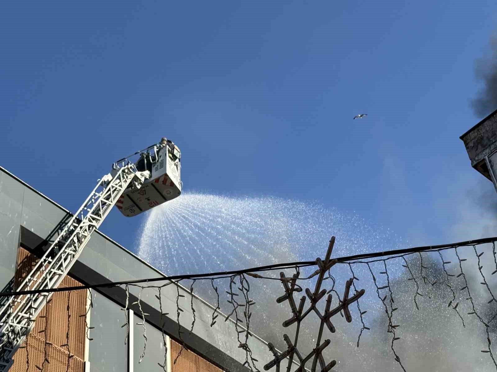 Şehir merkezinde korku dolu anlar: Depo yandı, dumandan göz gözü görmedi
