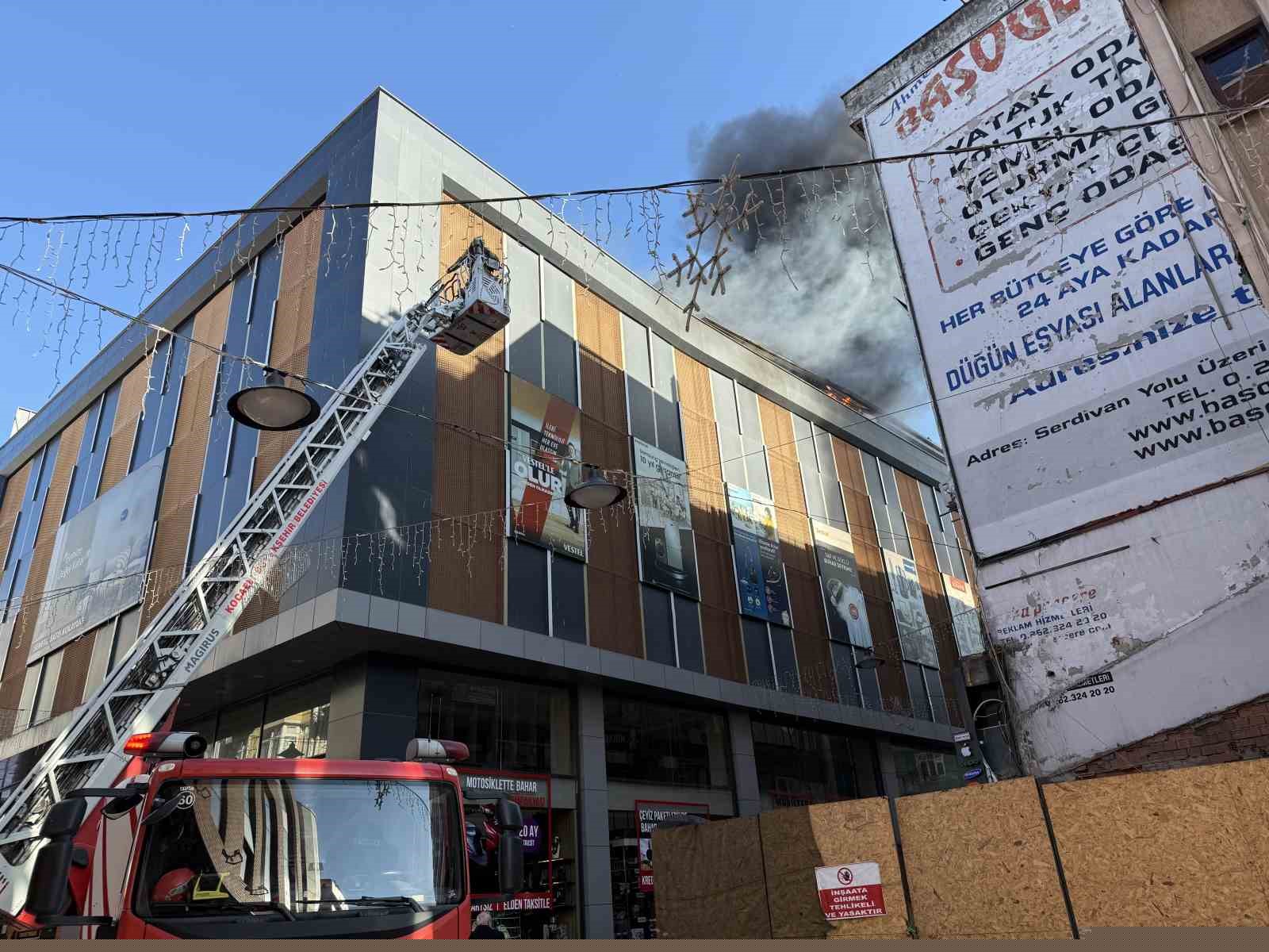 Şehir merkezinde korku dolu anlar: Depo yandı, dumandan göz gözü görmedi
