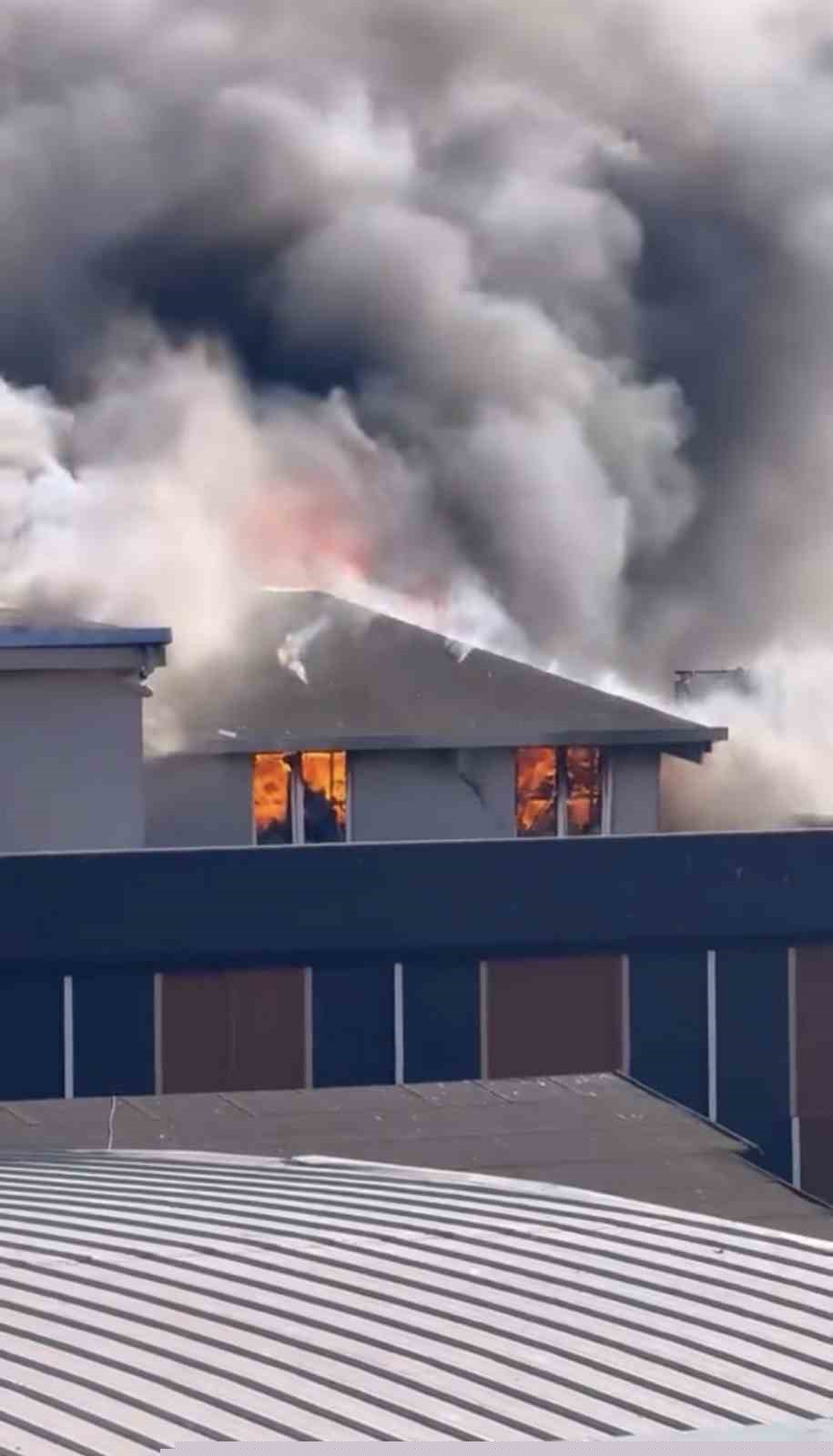 Şehir merkezinde korku dolu anlar: Depo yandı, dumandan göz gözü görmedi
