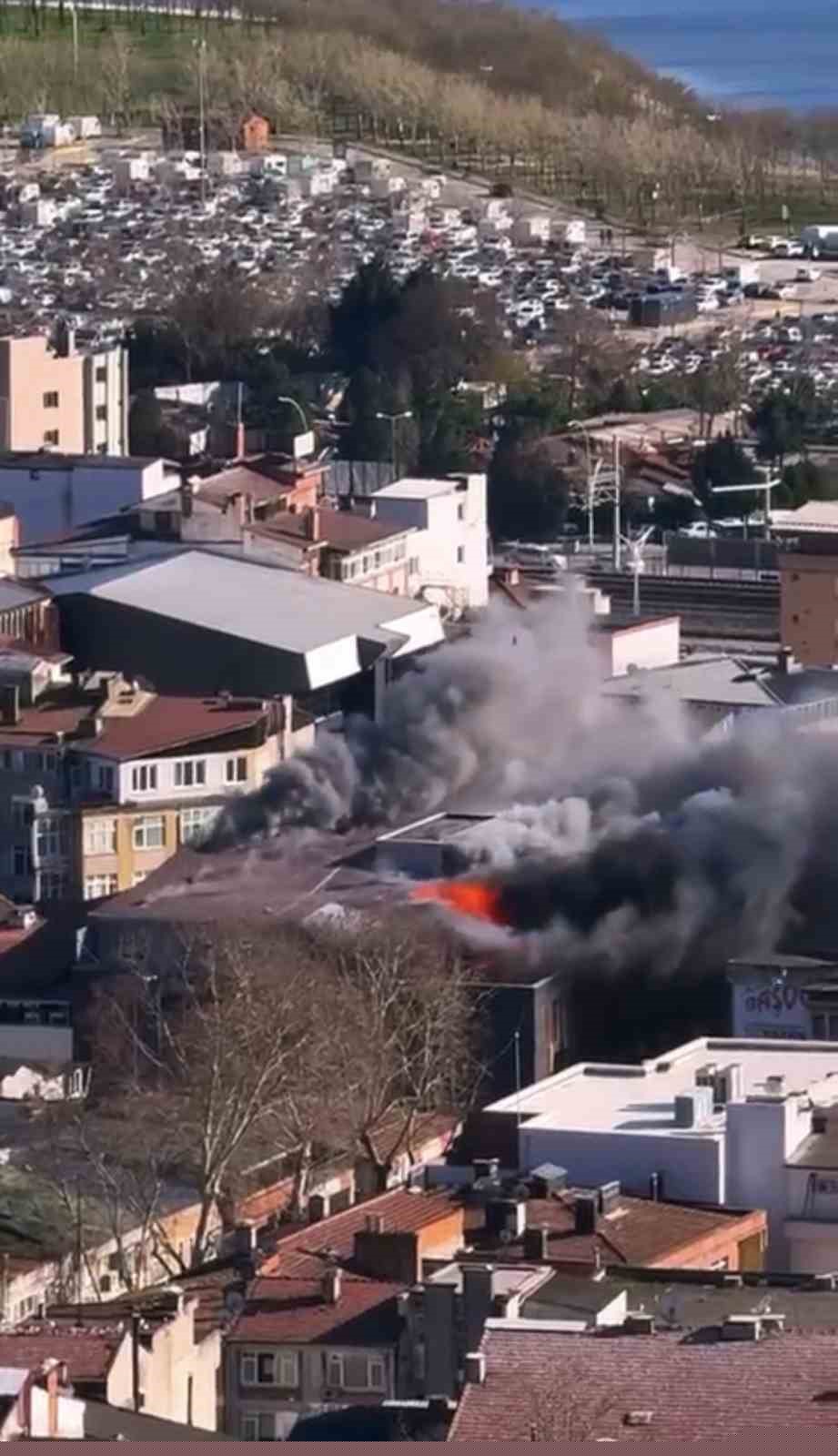 Şehir merkezinde korku dolu anlar: Depo yandı, dumandan göz gözü görmedi
